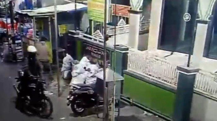 AKSI CURANMOR TEREKAM CCTV- Video CCTV yang merekam dua orang maling menyatroni parkiran sebuah masjid di kawasan Jalan Simo Gunung Kramat, Sawahan, Surabaya, pada Jumat (17/1/2025) malam. Motor Honda Beat milik warga berhasil dibawa kabur oleh dua orang komplotan maling tersebut