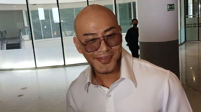 STAFSUS MENHAN - YouTuber, presenter sekaligus mentalis Indonesia, Deddy Corbuzier dilantik menjadi Staf Khusus Menteri Pertahanan pada Selasa (11/2/2025). Selain Deddy, ternyata ada lima artis yang lebih dulu dilantik sebagai Staf Khusus Menteri dan Utusan Khusus Presiden.