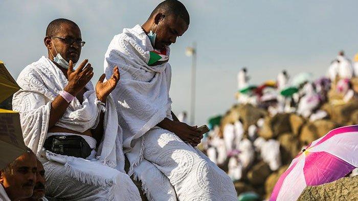Jemaah haji berkumpul di Jabal Rahmah, Padang Arafah, sebelah tenggara Kota Mekkah, Arab Saudi, pada Hari Arafah yang merupakan puncak Ibadah Haji, Senin (20/8/2018). Bukit yang diyakini menjadi titik temu Nabi Adam dan Siti Hawa, serta tempat diturunkannya wahyu terakhir kepada Nabi Muhammad SAW itu selalu dipadati jemaah haji untuk memanjatkan doa.