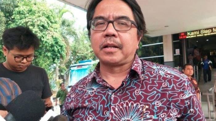 Dosen Universitas Indonesia (UI) Ade Armando di Polda Metro Jaya, Jakarta Selatan, Jumat (8/11/2019).