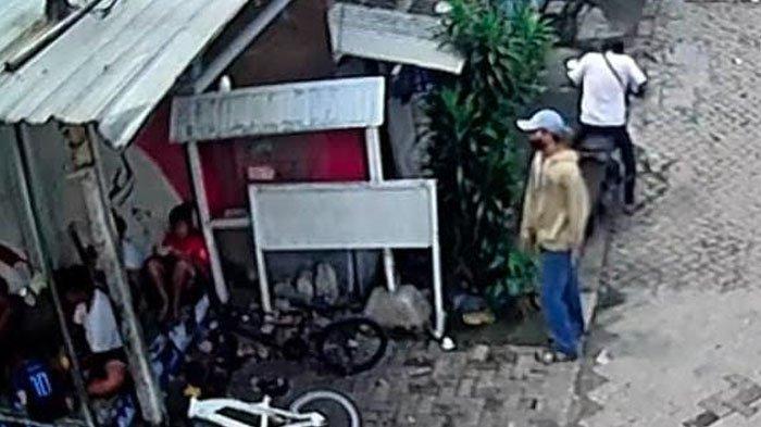 JAMBRET - Tangkapan layar video CCTV yang merekam momen dua pria berkomplot menjambret ponsel bocah yang asyik nongkrong sambil bermain game di gazebo Jalan Sambisari, Lontar, Sambikerep, Surabaya, Minggu (11/5/2025) siang. Pelaku yang bertindak sebagai eksekutor penjambretan tampak memakai jaket sweater warna putih, bercelana panjang biru muda, bertopi biru, dan bermasker hitam. Sedangkan joki motor sarana aksi tampak memakai kaus oblong putih dan bercelana panjang hitam.