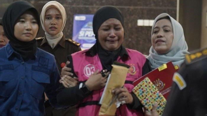 KORUPSI - Tim penyidik Kejati Sulsel membawa dua tersangka kasus dugaan tindak pidana korupsi penyaluran dana kredit menuju mobil tahanan di kantor Kejati Sulsel, Jalan Perintis Kemerdekaan, Kota Makassar, Sulsel, Kamis (10/7/2025). Akibat korupsi ini, negara dirugikan Rp6,5 miliar.