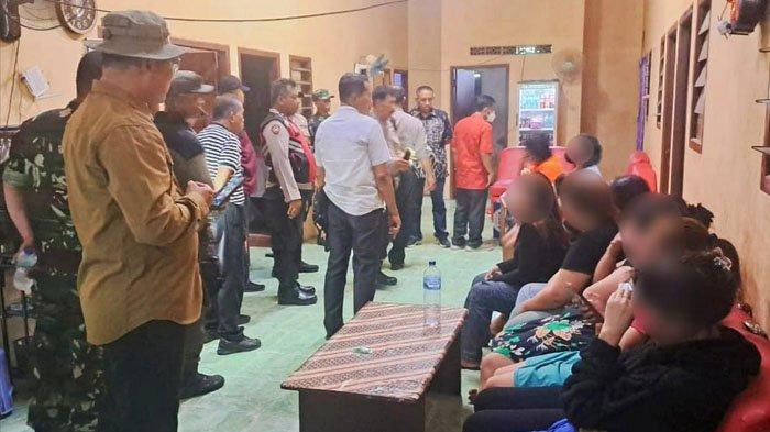 Empat orang masih diinterogasi Anggota Unit Reskrim Polsek Benowo Polrestabes Surabaya, atas dugaan penyekapan 12 wanita yang dijanjikan bekerja sebagai pemandu lagu di sebuah rumah Jalan Sememi Jaya I, Benowo, Surabaya, Jumat (15/11/2024).