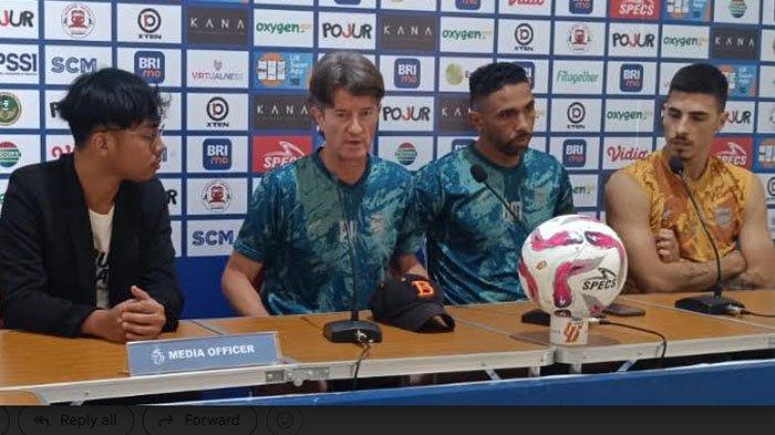 Pelatih Borneo FC Pieter Huistra saat jumpa pers jelang menghadapi Madura United di Stadion Gelora Bangkalan, Rabu (15/5/2024) besok malam.
Kredit Foto: Madura United