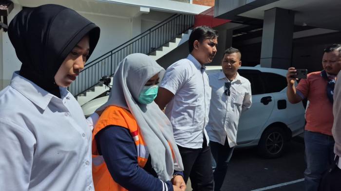 DIGIRING - Emak-emak pemilik warkop sekaligus nyambi judol, ES digiring ke Mapolres Ponorogo, Jalan Bhayangkara, Kelurahan Banyudono, Kecamatan/Kabupaten Ponorogo, Jatim, Selasa (29/7/2025). Emak-emak pemilik warung kopi nyambi penombok judi online (judol). Adalah ES (49) warga Desa Serangan, Kecamatan Sukorejo, Kabupaten Ponorogo, Jatim yang berurusan dengan polisi karena Judol.