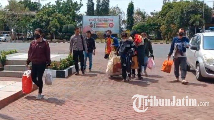 Polres Probolinggo mengamankan enam pengunjung yang diduga membuat ulah hingga menyebabkan area sekitar Padang Savana, kawasan Gunung Bromo, Jawa Timur, terbakar. Keenam pengunjung tersebut telah tiba di Mapolres Probolinggo, Kamis (7/9/2023) sekitar pukul 12.00 WIB.