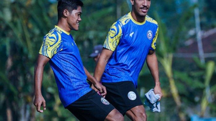 ERA BARU - Yann Motta, rekrutan anyar Arema FC sudah bergabung latihan dengan rekan-rekannya di lapangan ARG Soccer Field Lawang pada Rabu (2/7/2025). Kedatangan eks pemain Persija Jakarta itu semakin menambah solid lini belakang Arema FC untuk mengarungi musim 2025/2026.
