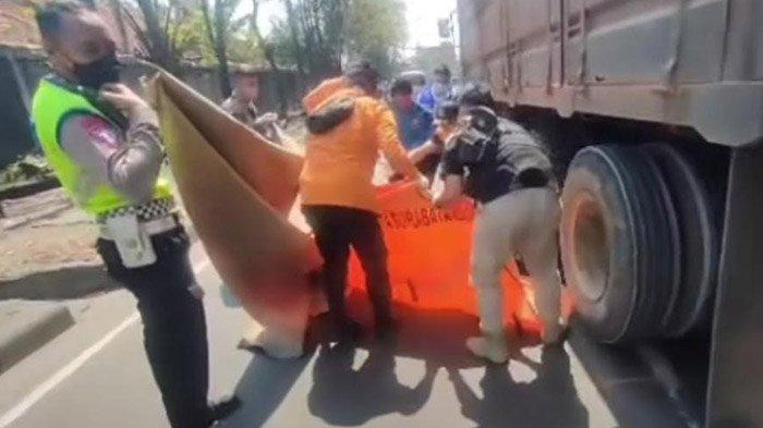 Petugas gabungan BPBD dan PMI Kota Surabaya mengevakuasi korban pemotor yang terlibat kecelakaan maut di Jalan Raya Margomulyo No 67, Asemrowo, Surabaya, Rabu (12/7/2023) siang.