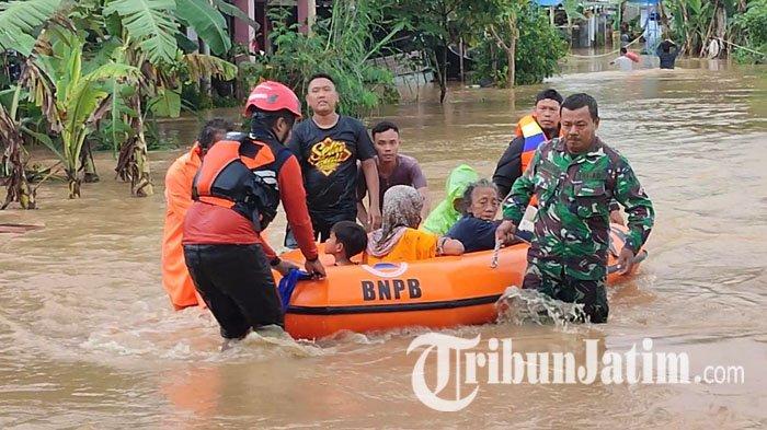 Proses evakuasi warga di Kelurahan Tamanan, Kecamatan/Kabupaten Trenggalek, Selasa (18/10/2022) siang.