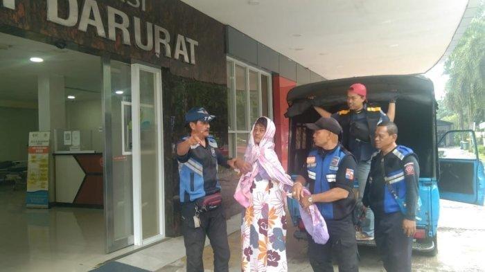 Mawar (nama samaran) diamankan petugas Dinas Sosial Bogor. Ia diduga depresi karena kecanduan live TikTok sampai kuota habis.