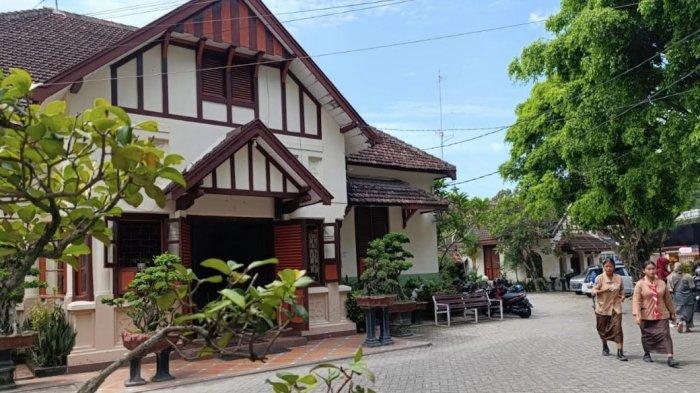 GAGAL IKUT SNBP: Siswa sedang berjalan di halaman depan gedung SMKN 3 Kota Blitar, Jumat (7/2/2025). Sejumlah siswa SMKN 3 terancam tidak bisa ikut SNPMB jalur prestasi pada 2025.
