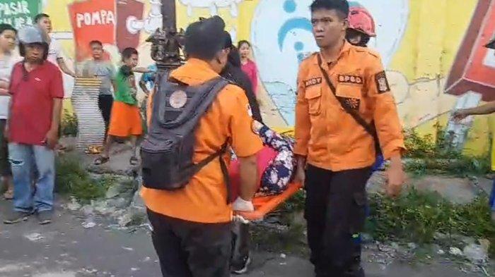 Tangkapan layar video pemotor wanita dievakuasi petugas medis akibat tertimpa tembok di Jalan Tambak Adi, RT 02, RW 09, Tambakrejo, Simokerto, Surabaya,