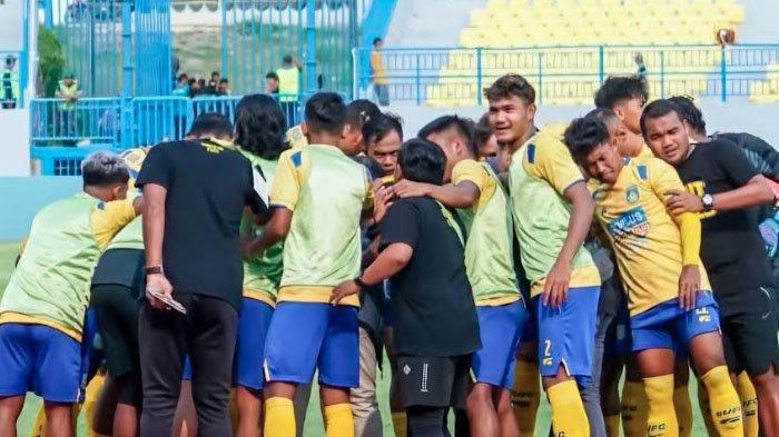 DEGRADASI - Gresik United dalam mengarungi Liga 2 musim ini. Meraih rentetan hasil buruk, Gresik United degradasi ke Liga 3 musim depan. Presiden klub Gus Yani sampaikan permohonan maaf.