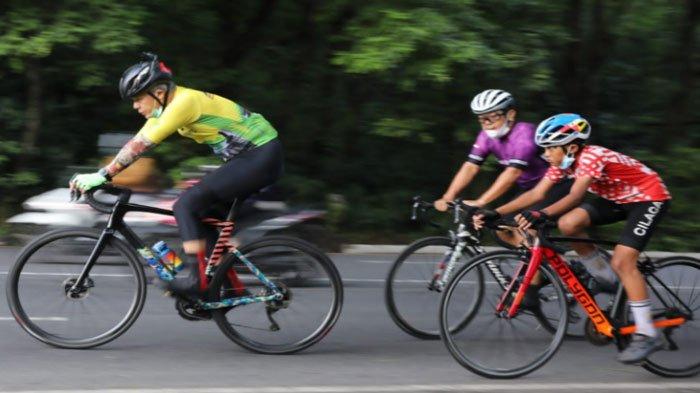Gubernur Jawa Tengah Ganjar Pranowo mengalami insiden kecelakaan saat gowes, Minggu (6/2/2022).