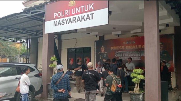 GURU LAPOR POLISI - Tampak depan halaman kantor Satreskrim Polres Jombang, Kabupaten Jombang, Jawa Timur saat konferensi pers dengan awak media, Senin (5/5/2025). Guru lansia di Jombang lapor polisi setelah dituduh punya hubungan gelap hingga dipukul kalender oleh kepala sekolah.