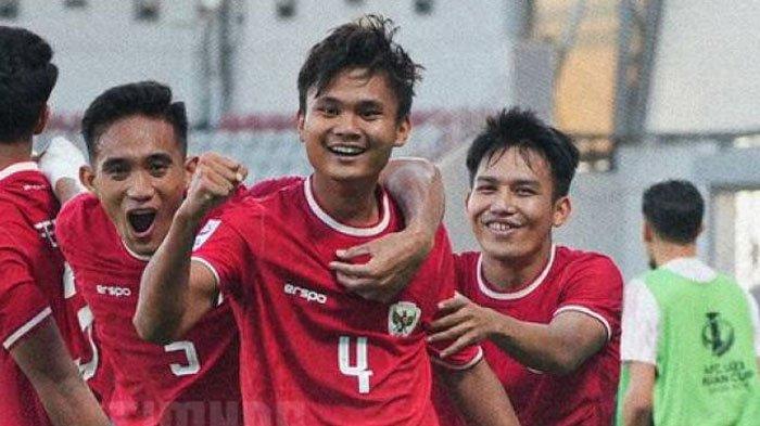 Pemain Timnas U23 Indonesia, Komang Teguh (tengah), mencetak gol tunggal dalam kemenangan Indonesia atas Australia di ajang Piala Asia U23 2024, Kamis (19/4/2024).
