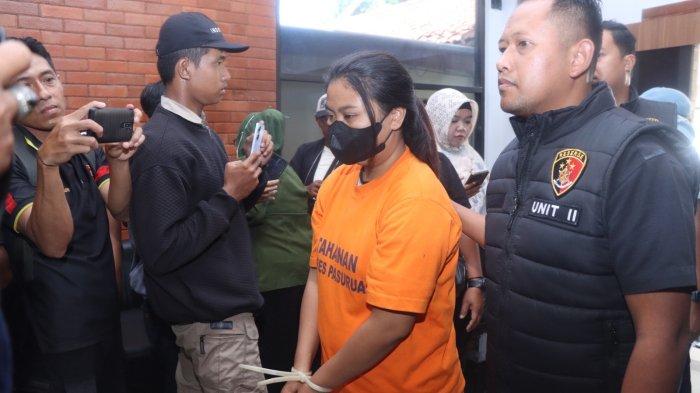 TIPU RATUSAN ORANG - Satreskrim Polres Pasuruan menangkap seorang perempuan berinisial AK, warga Lumajang. Ibu rumah tangga berusia 29 tahun itu ditangkap setelah diduga menipu 195 orang. Yang bersangkutan diduga memanfaatkan data pribadi 195 orang itu untuk pengajuan pinjaman online yang tidak pernah dilakukan oleh korban. Polisi mencatat, nilai kerugiannya fantastis hampir Rp 2,6 Miliar.