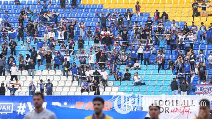AREMANIA - Suporter tim Arema FC, Aremania memberikan dukungan saat laga Arema FC vs Persik Kediri dalam lanjutan Liga 1 2024/2025 di Stadion Kanjuruhan, Kabupaten Malang, Jawa Timur, Minggu (11/5/2025). Arema FC kalah dari tamunya Persik Kediri dengan skor 0-3.