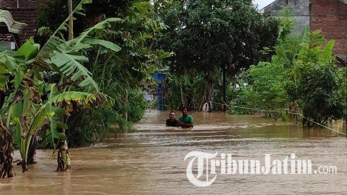 Banjir di Kelurahan Tamanan, Kecamatan/Kabupaten Trenggalek, Selasa (18/10/2022).