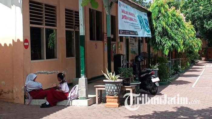 SEPI - Suasana di SDN 2 Kedungwaru Tulungagung terlihat sepi setelah pelaksanaan MPLS, Senin (14/7/2025) siang. SDN 2 Kedungwaru hanya mendapatkan 2 siswa selama Sistem Penerimaan Murid Baru (SPMB) 2025.