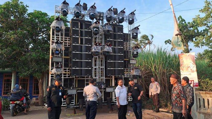 SOUND HOREG - Owner sound horeg Blizzard Audio Malang, Devid Stevan bersama Pemkab Malang mengukur intensitas suara yang dikeluarkan sound system di Desa Urek-urek, Kecamatan Gondanglegi, Kabupaten Malang, Jawa Timur, Jumat (19/7/2024). Devid menanggapi soal fatwa haram sound horeg.