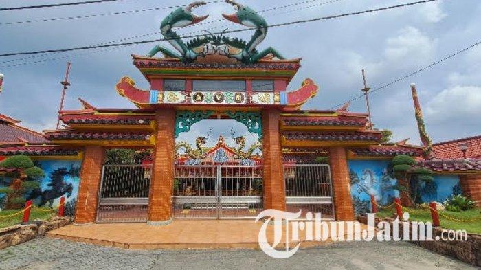TITD TUBAN - Situasi depan TITD Kwan Sing Bio Tuban, Selasa (10/6/2025). Situasi internal kepengurusan TITD Kwan Sing Bio dan Tjoe Ling Kiong Tuban makin memanas usai Go Tjong Ping terpilih sebagai ketua.