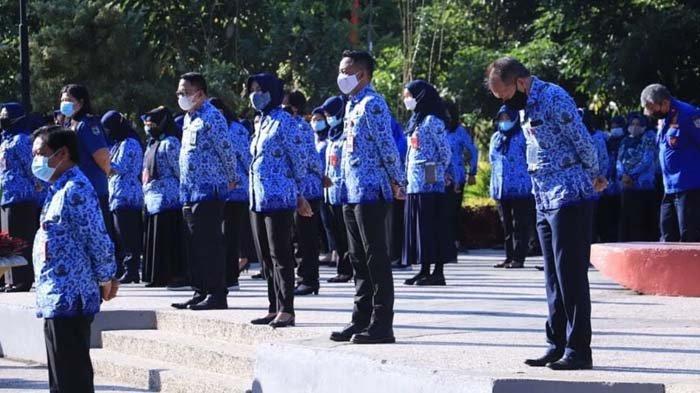 ASN Pemkot Batu melaksanakan apel di halaman depan Balai Kota Among Tani pada hari pertama masuk setelah libur Lebaran 2021, Senin (17/5/2021).