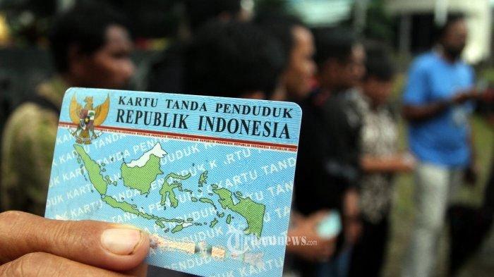 ILUSTRASI e-KTP - Sejumlah warga Surabaya mengeluh hingga kesal tak kunjung dapat e-KTP. Dispendukcapil pun beri solusi memberikan surat keterangan dengan virtual certificate.