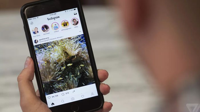 Ilustrasi penyebab Instagram keluar sendiri.