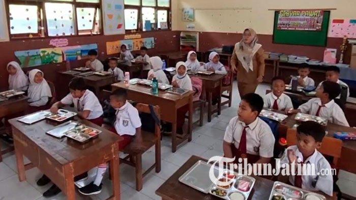 Program makan bergizi gratis mulai berjalan, termasuk di Sidoarjo, Jawa Timur, Senin (6/1/2025). Sedikitnya ada sekira 2.800 porsi makanan bergizi dibagikan ke para siswa di sejumlah sekolah di Kota Delta, sebutan Sidoarjo.