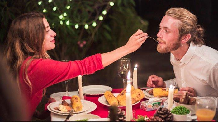 Ilustrasi makan malam romantis di restoran.