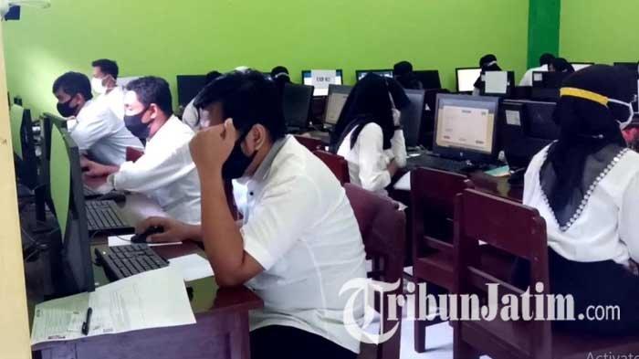 Suasana ujian Pegawai Pemerintah dengan Perjanjian Kerja (PPPK) guru di Kabupaten Tulungagung, Senin (13/9/2021).
