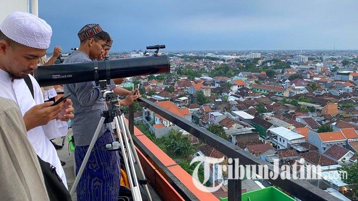 Tim rukyatul hilal saat melihat ketinggian bulan dari atas gedung RSI Siti Hajar Sidoarjo, Kamis (20/4/2023) petang.
