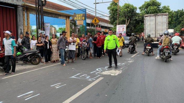 Petugas Unit Gakkum Satlantas Polresta Malang Kota saat melakukan olah TKP laka lantas Toyota Innova menyeruduk dua mobil dan 2 pejalan kaki yang terjadi di Jalan Kolonel Sugiono Kecamatan Kedungkandang Kota Malang.