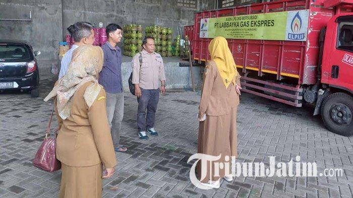 Petugas gabungan dari Pemkab Tulungagung, Pertamina, Himpunan Wiraswasta Nasional Minyak dan Gas (Hiswana Migas) serta Polres Tulungagung melakukan inspeksi gas elpiji 3 kg di agen, Selasa (14/1/2025).