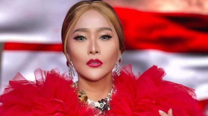 Inul Daratista, biduan kondang pemilik goyang ngebor.