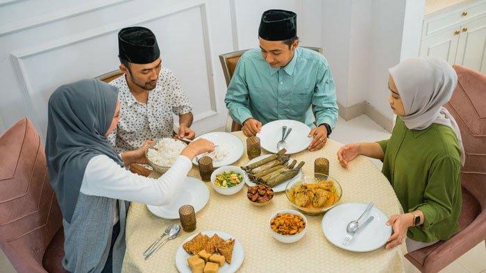 JADWAL PUASA SUNNAH - Foto ilustrasi buka puasa bersama di rumah. Selama bulan Syaban, umat Islam dianjurkan untuk memperbanyak dzikir dan doa, serta disunnahkan untuk menjalankan puasa sunnah, Selasa (11/2/2025).