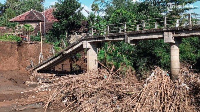 JEMBATAN AMBRUK - Kondisi lantai jembatan antar permukiman di Desa Suwaru, Kecamatan Bandung, Kabupaten Tulungagung, Jawa Timur yang ambruk karena fondasinya terkikis air, Kamis (12/6/2025). Kerusakan ini disebabkan sampah rumpun bambu yang tersangkut di tiang jembatan.