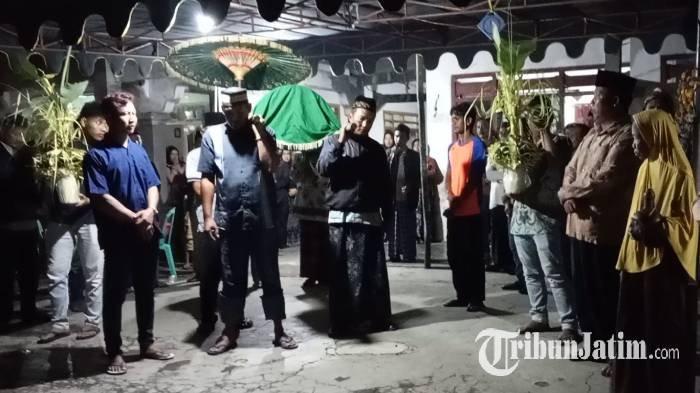Warga memikul keranda jenazah EJ (20) mahasiswi UTM Bangkalan asal Tulungagung yang tewas dibakar pacar di Bangkalan. Jasad korban tiba di rumah duka Dusun Sumurwarak, Desa Purworejo, Kecamatan Ngunut sekitar pukul 21.00 WIB, Senin (2/12/2024).
