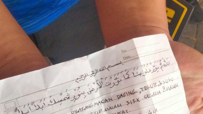 Pada tes yang digelar di Politeknik Pelayaran Surabaya itu masih banyak peserta yang membawa berbagai macam jimat, Minggu, (12/11/2023).