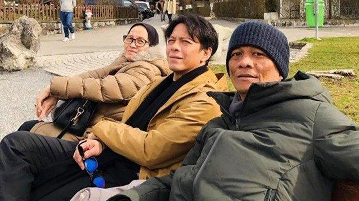 KAKAK ARIEL MENINGGAL - Potret musisi Ariel NOAH bersama ibu dan kakak kandungnya, Nazlin Fachrizal saat berlibur bersama di Swiss. Kakak Ariel NOAH meninggal dunia sehari sebelum ulang tahun, Selasa (29/4/2025).