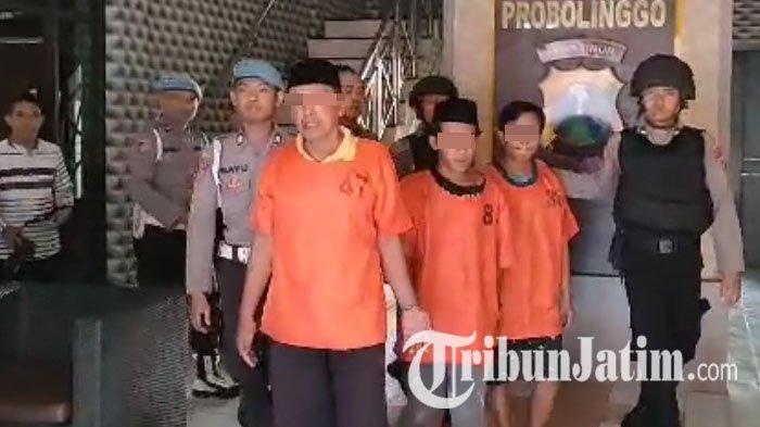 S (63) warga Kelurahan Patokan, Kecamatan Kraksaan, Kabupaten Probolinggo (paling depan) saat dihadirkan dalam rilis ungkap kasus rudapaksa di Polres Probolinggo, Kamis (10/8/2023).