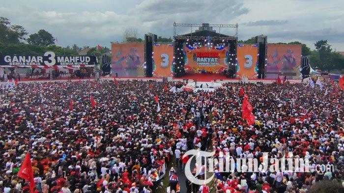 Puluhan ribu orang memadati RTH Maron, Kecamatan Genteng, Kabupaten Banyuwangi, Jawa Timur, Kamis (8/2/2024) siang, untuk mengikuti kampanye akbar Capres-Cawapres, Ganjar Pranowo-Mahfud MD.