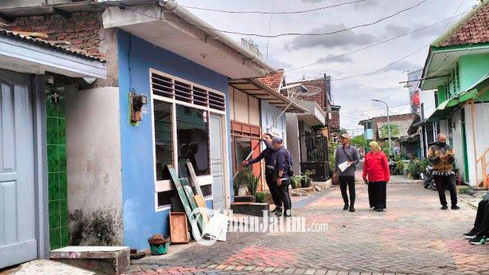 Deretan rumah kecil yang tekena pembebasan lahan untuk proyek Underpass Bundaran Dolog atau Taman Pelangi, di Kelurahan Jemur Gayungan, Kecamatan Gayungan, Surabaya, Kamis (5/7/2024).