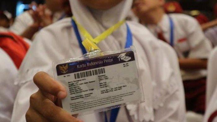 Siswi SD menunjukkan Kartu Indonesia Pintar dalam acara Rembuk Nasional Pendidikan dan Kebudayaan 2017, di Jakarta International Expo (JIExpo), Kemayoran, Jakarta, Kamis (26/1/2017).