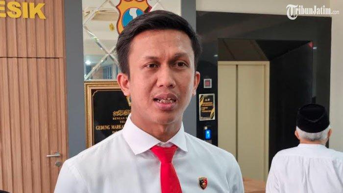 BOCAH CURI MOTOR - Kasatreskrim Polres Gresik AKP Abid Uais Al-Qarni saat memberikan keterangan di Mapolres Gresik, Kamis (20/3/2025). Ketiga bocah SD tersebut akan dibawa ke Bapas.