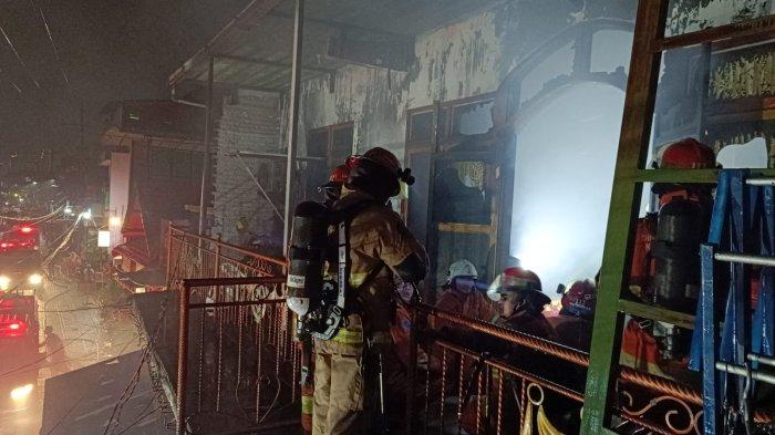 PEMADAM KEBAKARAN BERAKSI - Momen saat petugas pemadam kebakaran dari Dinas Pemadam Kebakaran dan Penyelamatan (DPKP) Kota Surabaya beraksi memadamkan kebakaran rumah di kawasan Jalan Kedung Rukem IV, Kedungdoro, Tegalsari Surabaya, sekitar sekitar pukul 01.15 WIB, pada Kamis (17/4/2025).