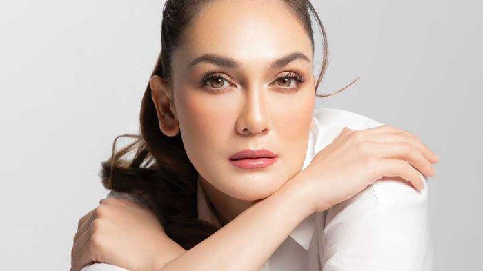 Potret kecantikan Luna Maya di usianya yang kini menginjak 40 tahun.