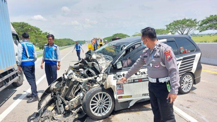 LAKA BERUNTUN - Unit Gakkum Satlantas Polres Ngawi tengah melakukan Olah TKP Kecelakaan yang melibatkan 3 kendaraan, di jalan Tol Ngawi - Kertosono KM 588, masuk Desa/Kecamatan Kasreman, Kabupaten Ngawi, Kamis (27/3/2025) pukul 12.00 WIB. Akibat insiden ini, 7 orang mengalami luka luka.