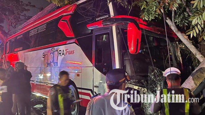 Petugas melakukan olah tempat kejadian perkara (TKP) kecelakaan bus pariwisata dengan nomor polisi DK 7942 GB yang mengalami rem blong di Jalan Ir Soekarno Kota Batu, Jawa Timur, Rabu (8/1/2025). Bus Pariwasata yang membawa rombongan siswa dari Bali itu mengalami rem blong dan mengakibatkan empat orang tewas.